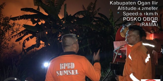 Petugas BPBD Sumsel dan tim memadamkan api di pinggir Jalintim, Ogan Ilir, Minggu (3/9/2023) malam. Foto : Dok BPBD Sumsel.