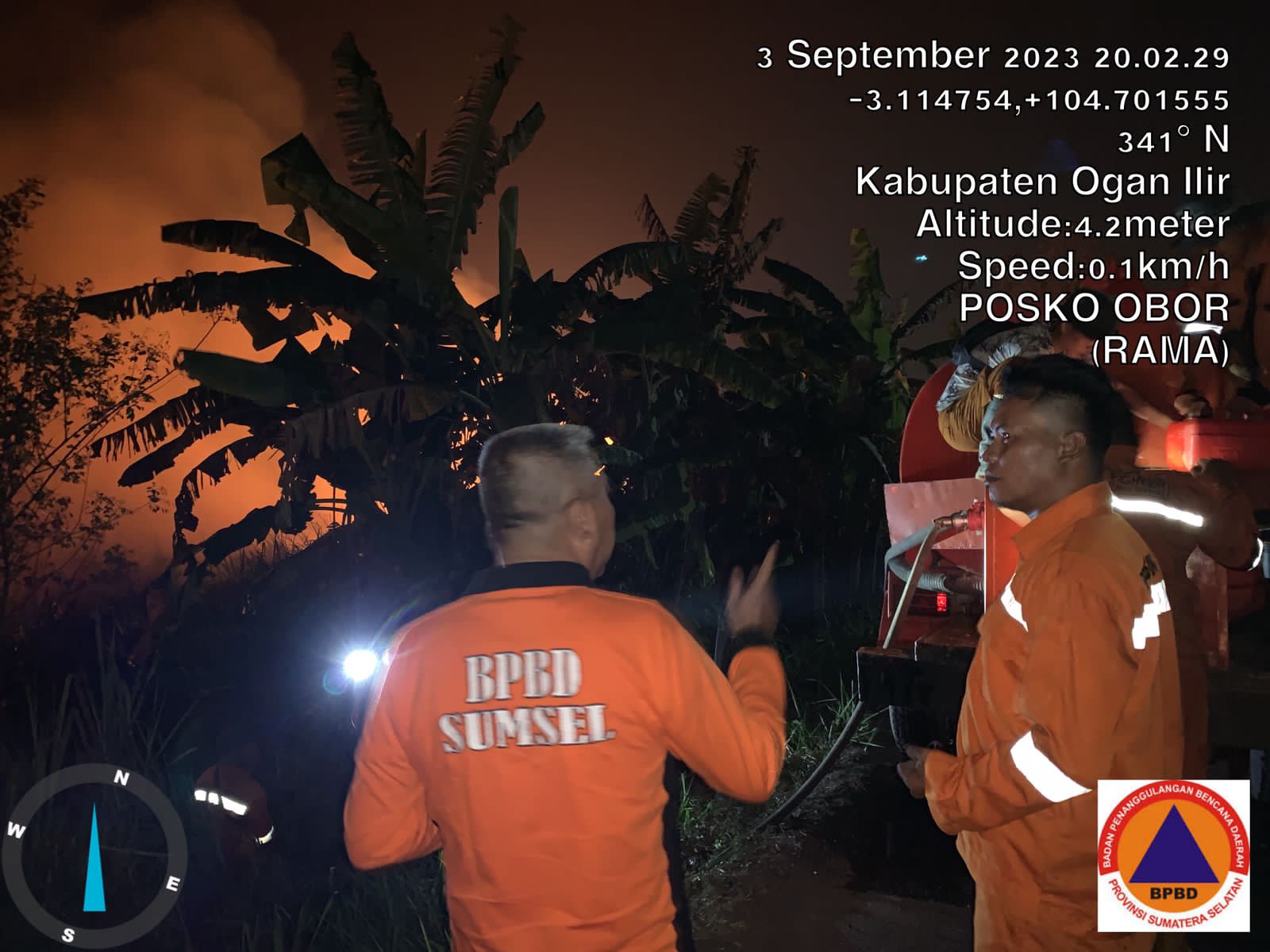 Petugas BPBD Sumsel dan tim memadamkan api di pinggir Jalintim, Ogan Ilir, Minggu (3/9/2023) malam. Foto : Dok BPBD Sumsel.