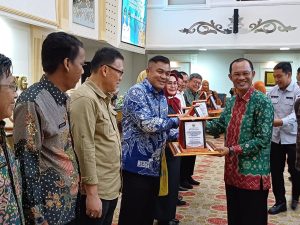 Walikota Palembang Harnojoyo pada saat penyerahan laporan dan piagam penghargaan kegiatan pengawasan kearsipan internal, Kamis (7/9/2023). Foto : Sumselheadline/Pitria.