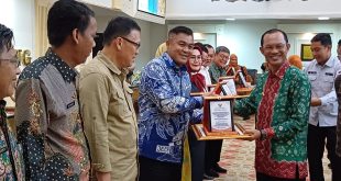 Walikota Palembang Harnojoyo pada saat penyerahan laporan dan piagam penghargaan kegiatan pengawasan kearsipan internal, Kamis (7/9/2023). Foto : Sumselheadline/Pitria.