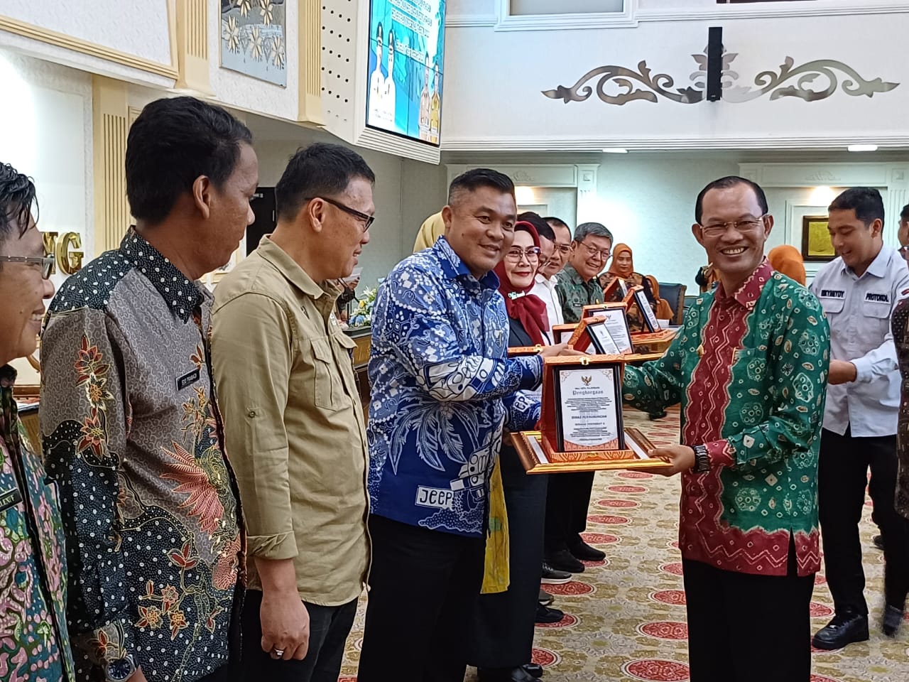 Walikota Palembang Harnojoyo pada saat penyerahan laporan dan piagam penghargaan kegiatan pengawasan kearsipan internal, Kamis (7/9/2023). Foto : Sumselheadline/Pitria.