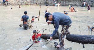 Tanpa ragu, Pj Bupati Muba Apriyadi, Minggu (3/9/2023) sore ikut nyebur dalam kegiatan bekarang di Lubuk Besak Sungai Care Desa Bandar Jaya Kecamatan Sekayu. Foto : Dinkominfo Muba.