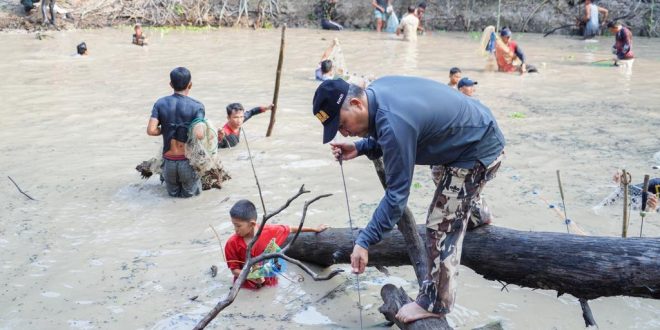 Tanpa ragu, Pj Bupati Muba Apriyadi, Minggu (3/9/2023) sore ikut nyebur dalam kegiatan bekarang di Lubuk Besak Sungai Care Desa Bandar Jaya Kecamatan Sekayu. Foto : Dinkominfo Muba.
