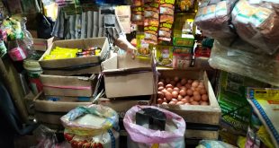 Salah satu pedagang beras di Km-5 Palembang, yang mengaku harga beras terus naik, JUmat (1/9/2023). Foto : Sumselheadline/Pitria.