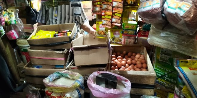 Salah satu pedagang beras di Km-5 Palembang, yang mengaku harga beras terus naik, JUmat (1/9/2023). Foto : Sumselheadline/Pitria.