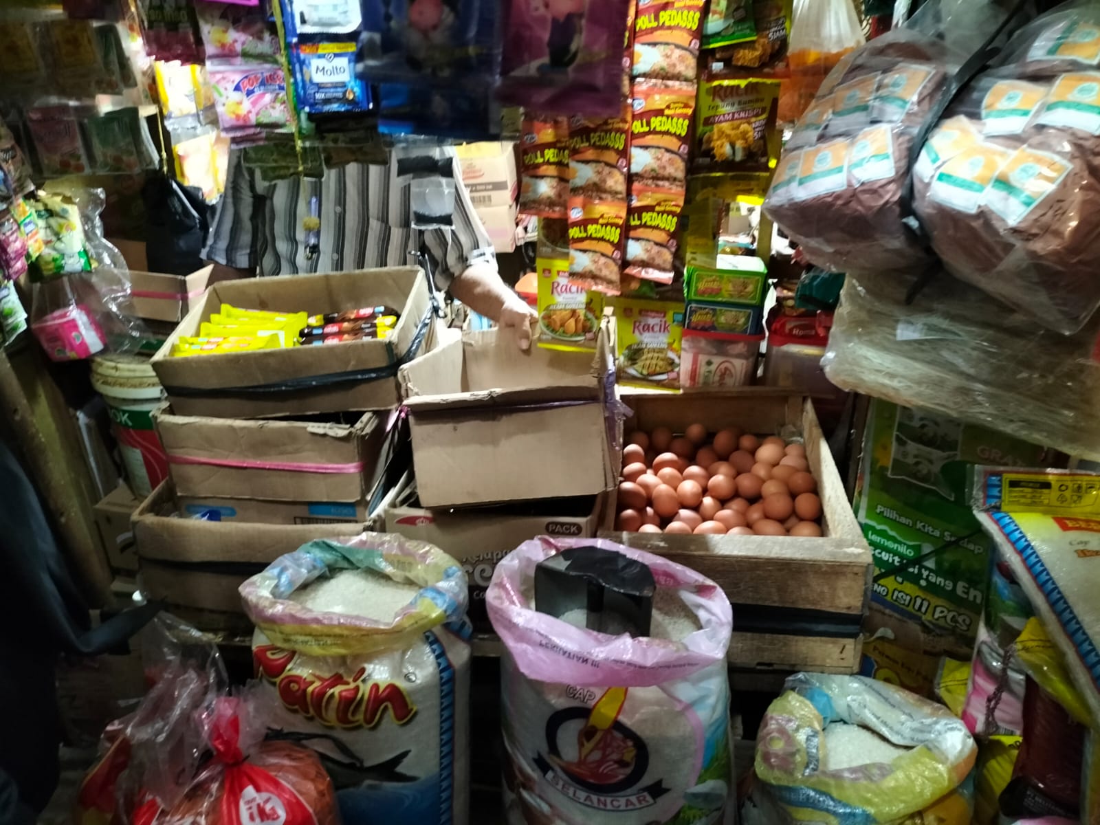 Salah satu pedagang beras di Km-5 Palembang, yang mengaku harga beras terus naik, JUmat (1/9/2023). Foto : Sumselheadline/Pitria.