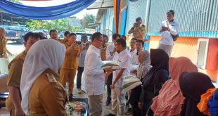 Kepala Perum Bulog Divre Sumsel Babel Mohamad Alexander saat launching penyaluran beras Cadangan Pemerintah tahap 2 di Gudang Bulog Sukarela KM 9 Palembang, Senin (11/9/2023). Foto : Sumselheadline/Pitria.