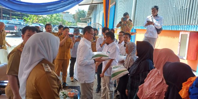 Kepala Perum Bulog Divre Sumsel Babel Mohamad Alexander saat launching penyaluran beras Cadangan Pemerintah tahap 2 di Gudang Bulog Sukarela KM 9 Palembang, Senin (11/9/2023). Foto : Sumselheadline/Pitria.