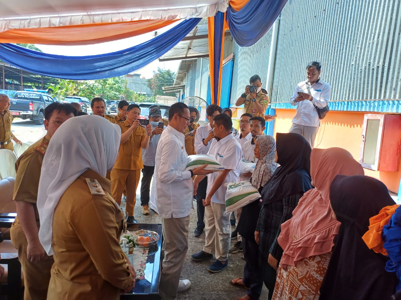 Kepala Perum Bulog Divre Sumsel Babel Mohamad Alexander saat launching penyaluran beras Cadangan Pemerintah tahap 2 di Gudang Bulog Sukarela KM 9 Palembang, Senin (11/9/2023). Foto : Sumselheadline/Pitria.