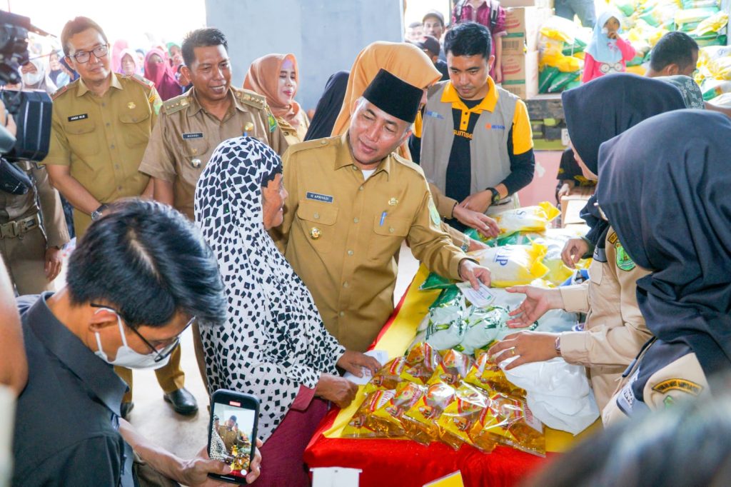 Pj Bupati Muba, Apriyadi saat sidak harga kebutuhan di Pasar Sekayu, termasuk beras. Foto : Dok Dinkominfo Muba.