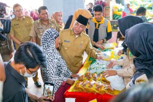 Pj Bupati Muba, Apriyadi saat sidak harga kebutuhan di Pasar Sekayu, termasuk beras. Foto : Dok Dinkominfo Muba.