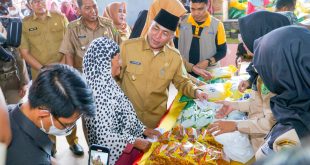 Pj Bupati Muba, Apriyadi saat sidak harga kebutuhan di Pasar Sekayu, termasuk beras. Foto : Dok Dinkominfo Muba.
