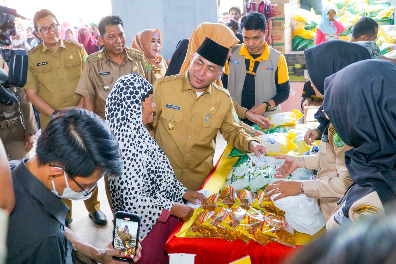 Pj Bupati Muba, Apriyadi saat sidak harga kebutuhan di Pasar Sekayu, termasuk beras. Foto : Dok Dinkominfo Muba.