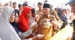 Pj Bupati Muba, Apriyadi hadir pada operasi pasar yang berlangsung di lapangan Desa Rantau Panjang Kecamatan Lawang Wetan, Senin (18/9/2023). Foto : Dinkominfo Muba.