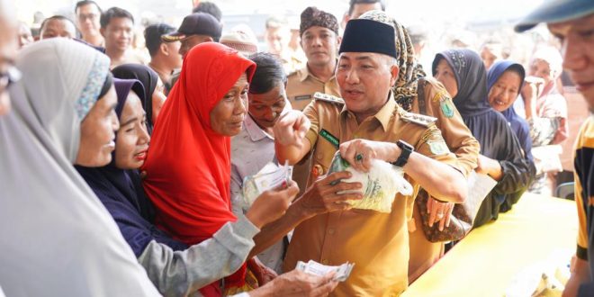 Pj Bupati Muba, Apriyadi hadir pada operasi pasar yang berlangsung di lapangan Desa Rantau Panjang Kecamatan Lawang Wetan, Senin (18/9/2023). Foto : Dinkominfo Muba.