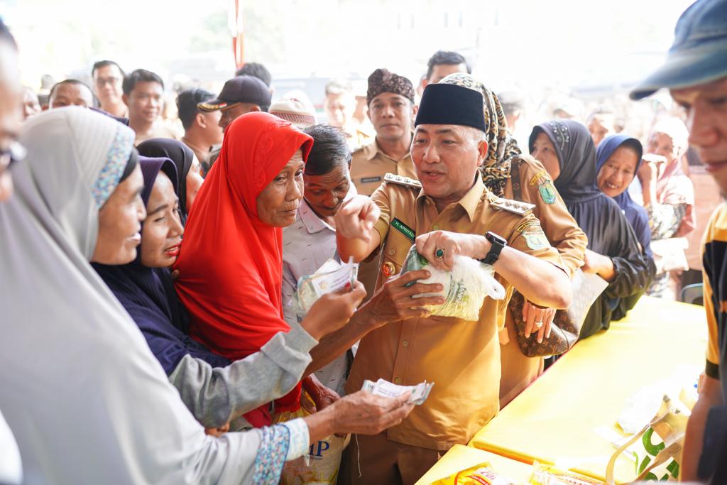 Pj Bupati Muba, Apriyadi hadir pada operasi pasar yang berlangsung di lapangan Desa Rantau Panjang Kecamatan Lawang Wetan, Senin (18/9/2023). Foto : Dinkominfo Muba.