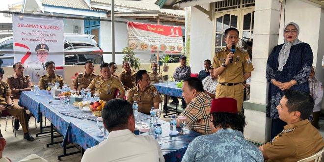 Pj Walikota Palembang, Ratu Dewa saat bersilaturrahim dengan warga di Kecamatan Ilir Barat I, Rabu (27/9/2023). Foto : Sumselheadline/Pitria.