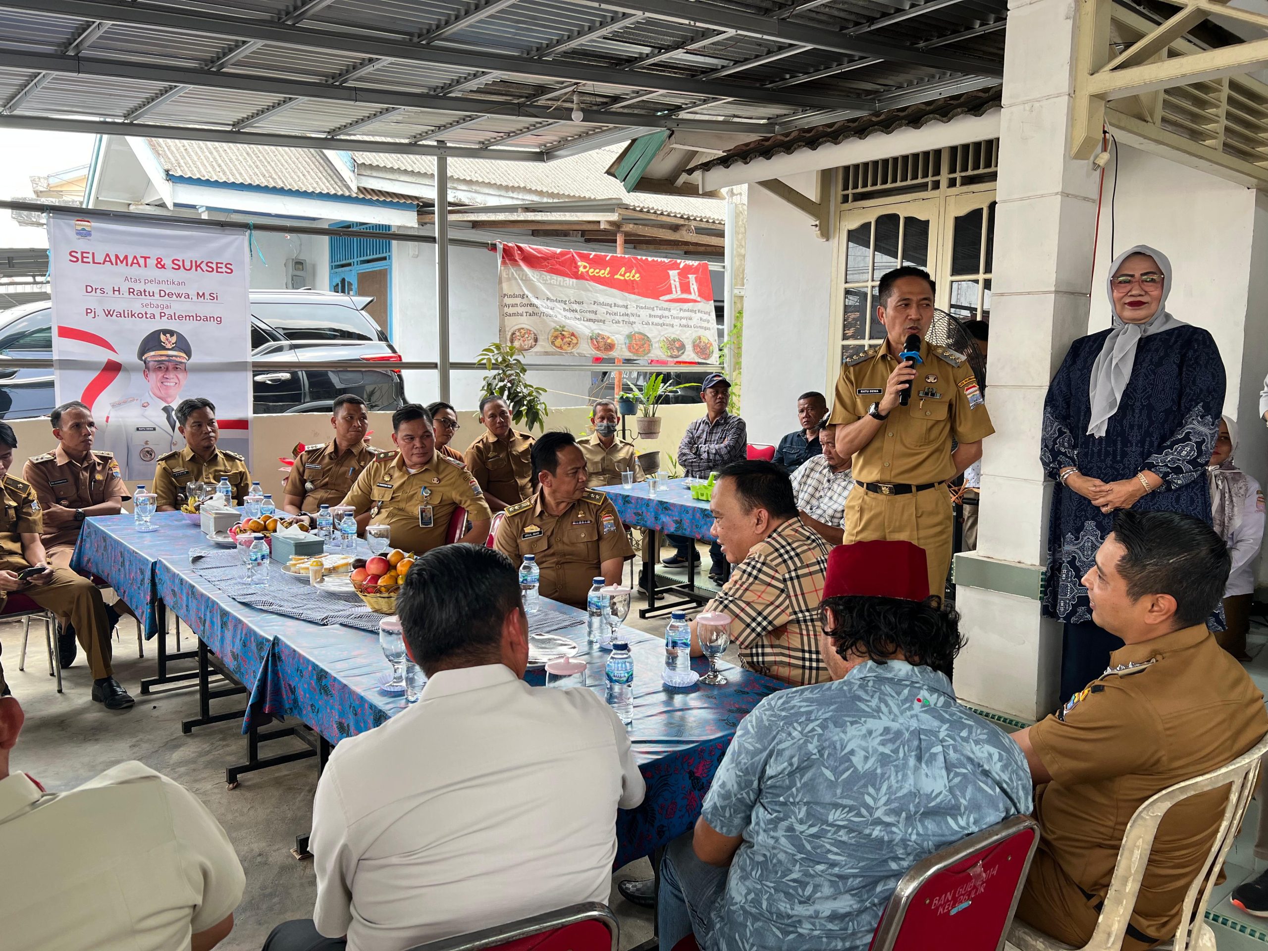 Pj Walikota Palembang, Ratu Dewa saat bersilaturrahim dengan warga di Kecamatan Ilir Barat I, Rabu (27/9/2023). Foto : Sumselheadline/Pitria.