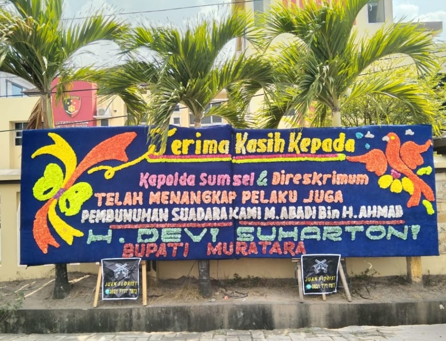 Papan bunga dari Bupati Murtara untuk jajaran Polda Sumsel, yang dikirim ke Mapolda Sumsel di Palembang, Minggu (10/9/2023). Foto : Sumselheadline/Ela.