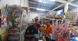 Polisi yang melakukan olah TKP atas perampokan toko di kawasan Talang Betutu, Palembang, Jumat (8/9/2023). Foto : Sumselheadline/Ela.