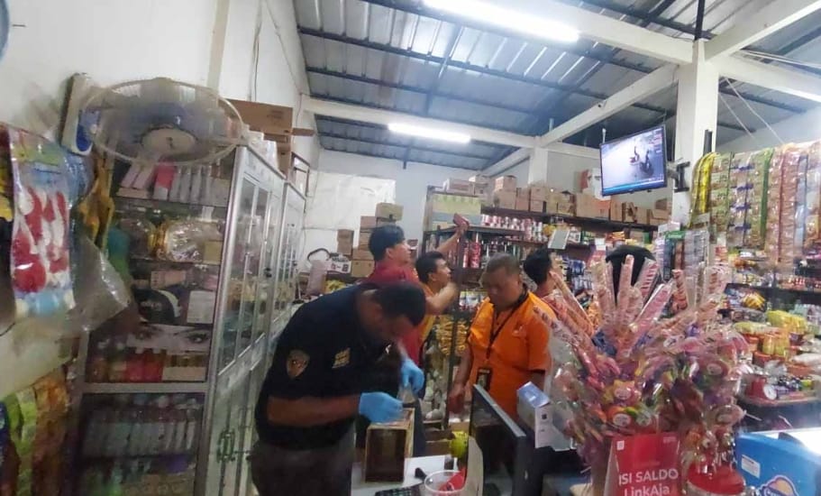 Polisi yang melakukan olah TKP atas perampokan toko di kawasan Talang Betutu, Palembang, Jumat (8/9/2023). Foto : Sumselheadline/Ela.