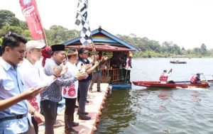 Gubernur Sumsel Herman Deru membuka Festival  Danau Rayo 2023 di tepian Danau Rayo Kabupaten Musi Rawas Utara (Muratara) Desa Sungai Jernih Kecamatan Rupit, Rabu (26/9/2023). Foto : Humas Pemprov Sumsel.