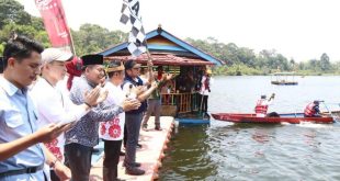 Gubernur Sumsel Herman Deru membuka Festival  Danau Rayo 2023 di tepian Danau Rayo Kabupaten Musi Rawas Utara (Muratara) Desa Sungai Jernih Kecamatan Rupit, Rabu (26/9/2023). Foto : Humas Pemprov Sumsel.