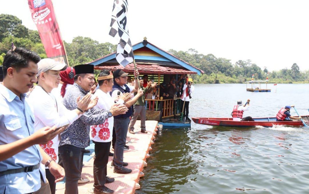 Gubernur Sumsel Herman Deru membuka Festival  Danau Rayo 2023 di tepian Danau Rayo Kabupaten Musi Rawas Utara (Muratara) Desa Sungai Jernih Kecamatan Rupit, Rabu (26/9/2023). Foto : Humas Pemprov Sumsel.