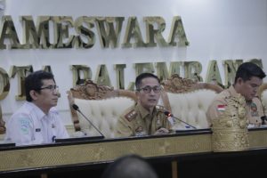 Sekda Ratu Dewa memimpin rapat koordinasi tindaklanju menghadapi cuaca ekstrem di Kota Palembang yang berlangsung di ruang Parameswara Setda Kota Palembang, Selasa (5/9/2023). Foto : Kominfo Palembang.