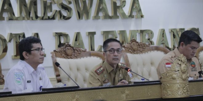 Sekda Ratu Dewa memimpin rapat koordinasi tindaklanju menghadapi cuaca ekstrem di Kota Palembang yang berlangsung di ruang Parameswara Setda Kota Palembang, Selasa (5/9/2023). Foto : Kominfo Palembang.
