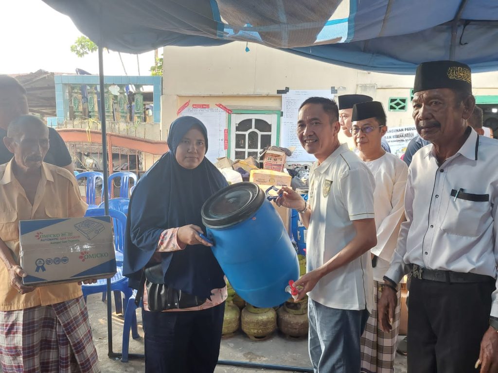 Sekda Ratu Dewan menyerahkan bantuan gentong air kepada warga korban kebakaran di 3/4 Ulu Palembang, Minggu (10/9/2023). Foto : Sumselheadline/Pitria.