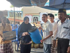 Sekda Ratu Dewan menyerahkan bantuan gentong air kepada warga korban kebakaran di 3/4 Ulu Palembang, Minggu (10/9/2023). Foto : Sumselheadline/Pitria.
