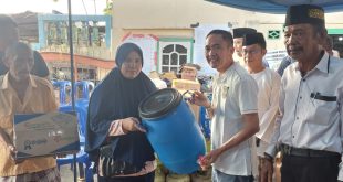 Sekda Ratu Dewan menyerahkan bantuan gentong air kepada warga korban kebakaran di 3/4 Ulu Palembang, Minggu (10/9/2023). Foto : Sumselheadline/Pitria.