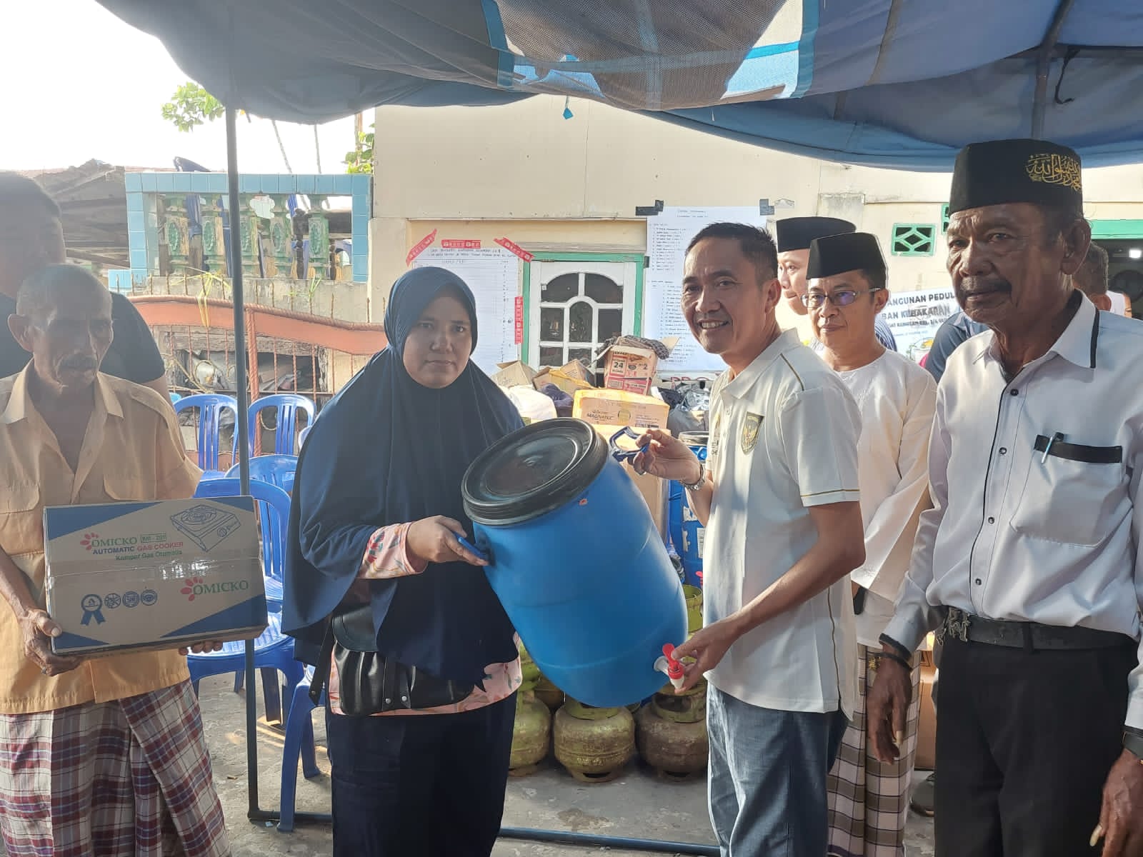 Sekda Ratu Dewan menyerahkan bantuan gentong air kepada warga korban kebakaran di 3/4 Ulu Palembang, Minggu (10/9/2023). Foto : Sumselheadline/Pitria.