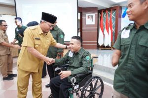 Pj Bupati Apriyadi Mahmud di sela Pengukuhan Dewan Pengurus Cabang Perkumpulan Penyandang Disabilitas Indonesia (DPC PPDI) Periode 2022 - 2027 dan Lembaga Lanjut Usia (LLI) Periode 2023 - 2028 di Auditorium Pemkab Muba, Selasa (5/9/2023). Foto : Dikominfo Muba.