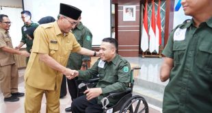 Pj Bupati Apriyadi Mahmud di sela Pengukuhan Dewan Pengurus Cabang Perkumpulan Penyandang Disabilitas Indonesia (DPC PPDI) Periode 2022 - 2027 dan Lembaga Lanjut Usia (LLI) Periode 2023 - 2028 di Auditorium Pemkab Muba, Selasa (5/9/2023). Foto : Dikominfo Muba.