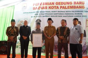 Walikota Palembang, Harnojoyo dan Wawako Fitrianti AGustinda saat meresmikan Kantor BAZNAS Kota Palembang di Jalan Kapten A Rivai, Selasa (12/9/2023). Foto : Sumselheadline/Pitria