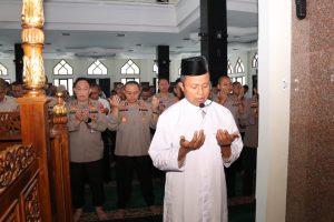 Suasana sholat ghoib untuk almarhum Kombes Pol Agung Marlianto di Mapolda Sumsel, Senin (18/9/2023). Foto : Sumselheadline/Ela.