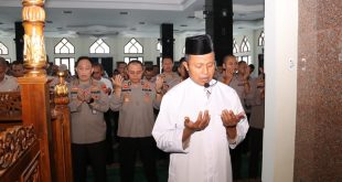 Suasana sholat ghoib untuk almarhum Kombes Pol Agung Marlianto di Mapolda Sumsel, Senin (18/9/2023). Foto : Sumselheadline/Ela.