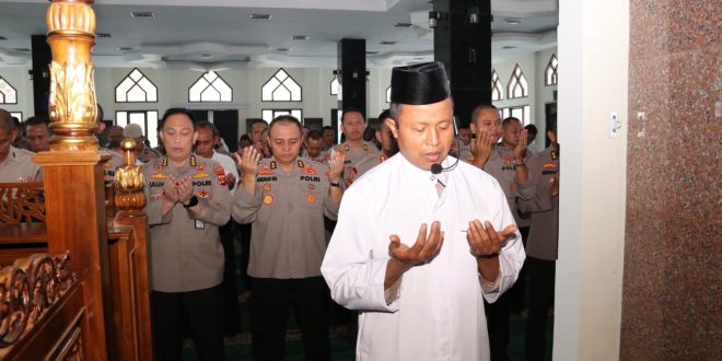 Suasana sholat ghoib untuk almarhum Kombes Pol Agung Marlianto di Mapolda Sumsel, Senin (18/9/2023). Foto : Sumselheadline/Ela.