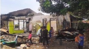 Si jago merah melalap sebuah rumah yang berada di Jalan Anggrek, Lorong Sri Rezeki 1, Kelurahan Sialang, Kecamatan Sako Palembang, Kamis (7/9/2023) sekitar pukul 08.30 WIB. Foto : Sumselheadline/Ela.