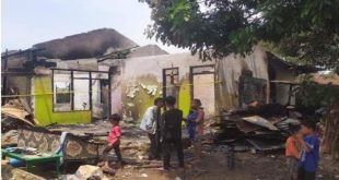 Si jago merah melalap sebuah rumah yang berada di Jalan Anggrek, Lorong Sri Rezeki 1, Kelurahan Sialang, Kecamatan Sako Palembang, Kamis (7/9/2023) sekitar pukul 08.30 WIB. Foto : Sumselheadline/Ela.
