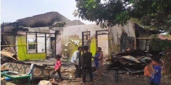 Si jago merah melalap sebuah rumah yang berada di Jalan Anggrek, Lorong Sri Rezeki 1, Kelurahan Sialang, Kecamatan Sako Palembang, Kamis (7/9/2023) sekitar pukul 08.30 WIB. Foto : Sumselheadline/Ela.