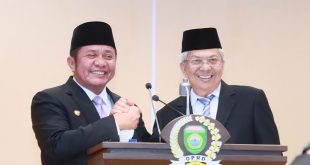 Gubernur Sumsel H Herman Deru dan Wagub Mawardi Yahya bergandengan tangan saat sambutan pamit dalam sidang parpurna DPRD Sumsel, JUmat (1/9/2023). Foto : Humas Pemprov Sumsel.