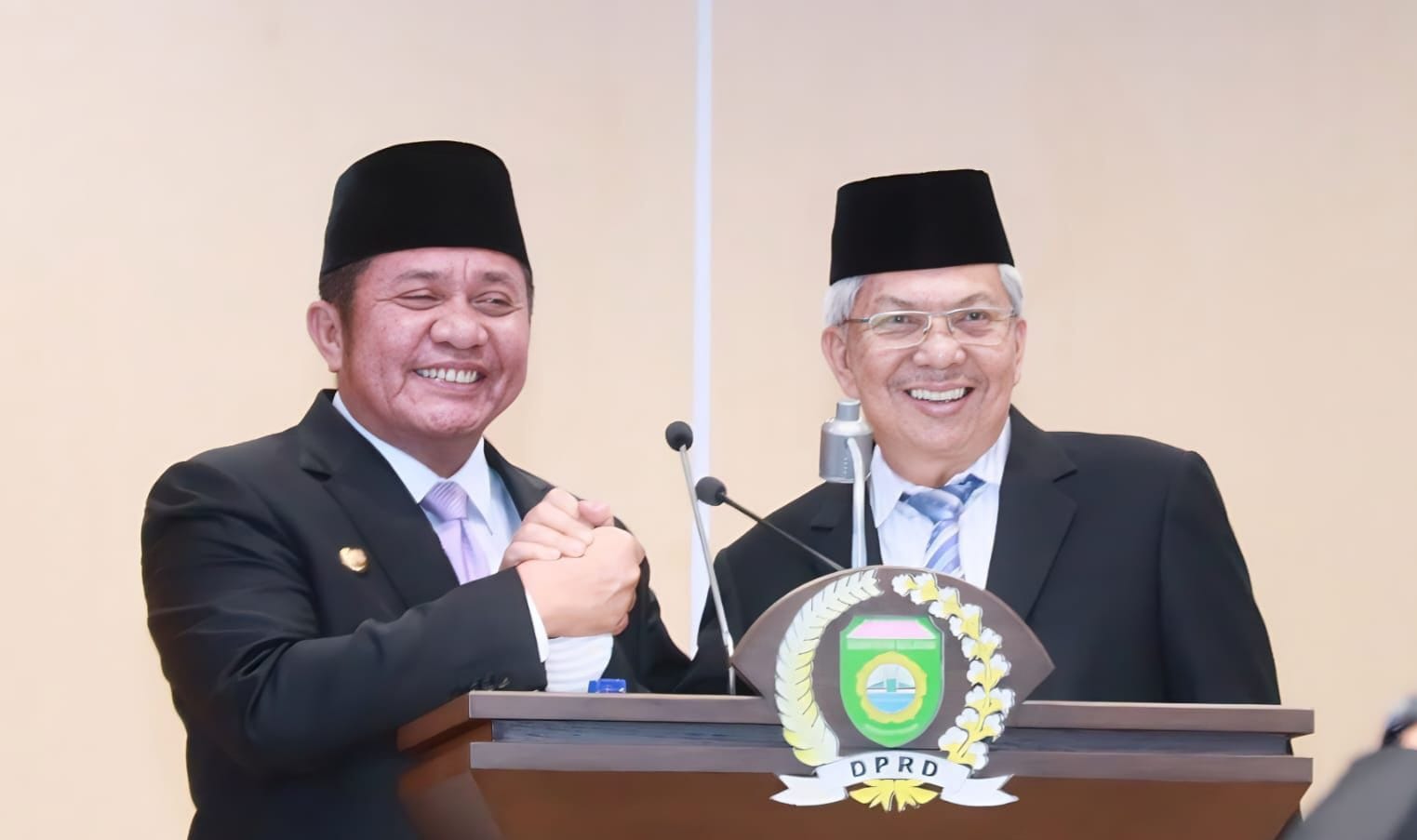 Gubernur Sumsel H Herman Deru dan Wagub Mawardi Yahya bergandengan tangan saat sambutan pamit dalam sidang parpurna DPRD Sumsel, JUmat (1/9/2023). Foto : Humas Pemprov Sumsel.