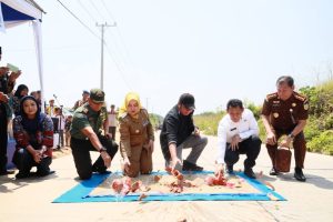 Gubernur Sumsel Herman Deru meresmikan jalan penghubung antara Kabupaten PALI-Musirawas melalui Ruas Jalan Simpang Semambang-Cecar SP 9 - Simpang Kulim (Batas PALI) di halaman Kantor Camat Bulang Tengah Suku (BTS) Ulu, Kabupaten Musirawas Senin (25/9/2023) pagi. Foto : Humas Pemprov Sumsel