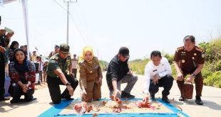 Gubernur Sumsel Herman Deru meresmikan jalan penghubung antara Kabupaten PALI-Musirawas melalui Ruas Jalan Simpang Semambang-Cecar SP 9 - Simpang Kulim (Batas PALI) di halaman Kantor Camat Bulang Tengah Suku (BTS) Ulu, Kabupaten Musirawas Senin (25/9/2023) pagi. Foto : Humas Pemprov Sumsel