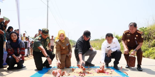 Gubernur Sumsel Herman Deru meresmikan jalan penghubung antara Kabupaten PALI-Musirawas melalui Ruas Jalan Simpang Semambang-Cecar SP 9 - Simpang Kulim (Batas PALI) di halaman Kantor Camat Bulang Tengah Suku (BTS) Ulu, Kabupaten Musirawas Senin (25/9/2023) pagi. Foto : Humas Pemprov Sumsel
