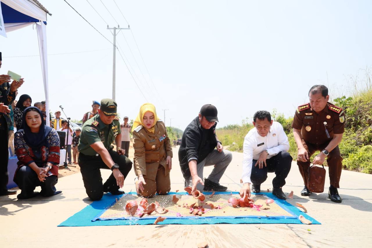 Gubernur Sumsel Herman Deru meresmikan jalan penghubung antara Kabupaten PALI-Musirawas melalui Ruas Jalan Simpang Semambang-Cecar SP 9 - Simpang Kulim (Batas PALI) di halaman Kantor Camat Bulang Tengah Suku (BTS) Ulu, Kabupaten Musirawas Senin (25/9/2023) pagi. Foto : Humas Pemprov Sumsel