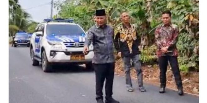 Pj Bupati Muba, Apriyadi saat sidak perbaikan jalan Desa Lais dengan Desa Lais Utara Kecamatan Lais Kabupaten Musi Banyuasin atau Jalan Bonot, MInggu (10/9/2023). Foto : Dinkominfo Muba.